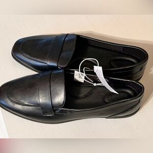 Women’s size 10 Old Navy black loafers. NWT